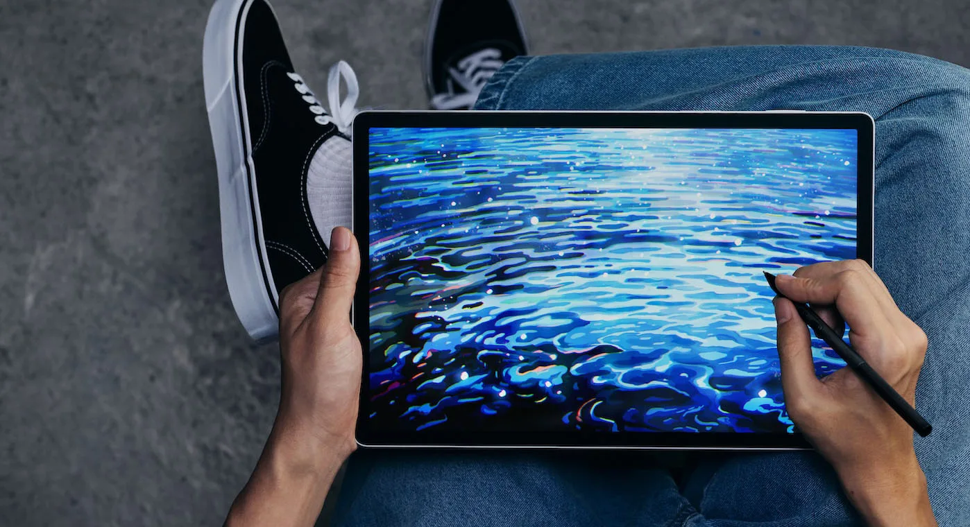 放在腿上使用的 Wacom MovinkPad Pro 14